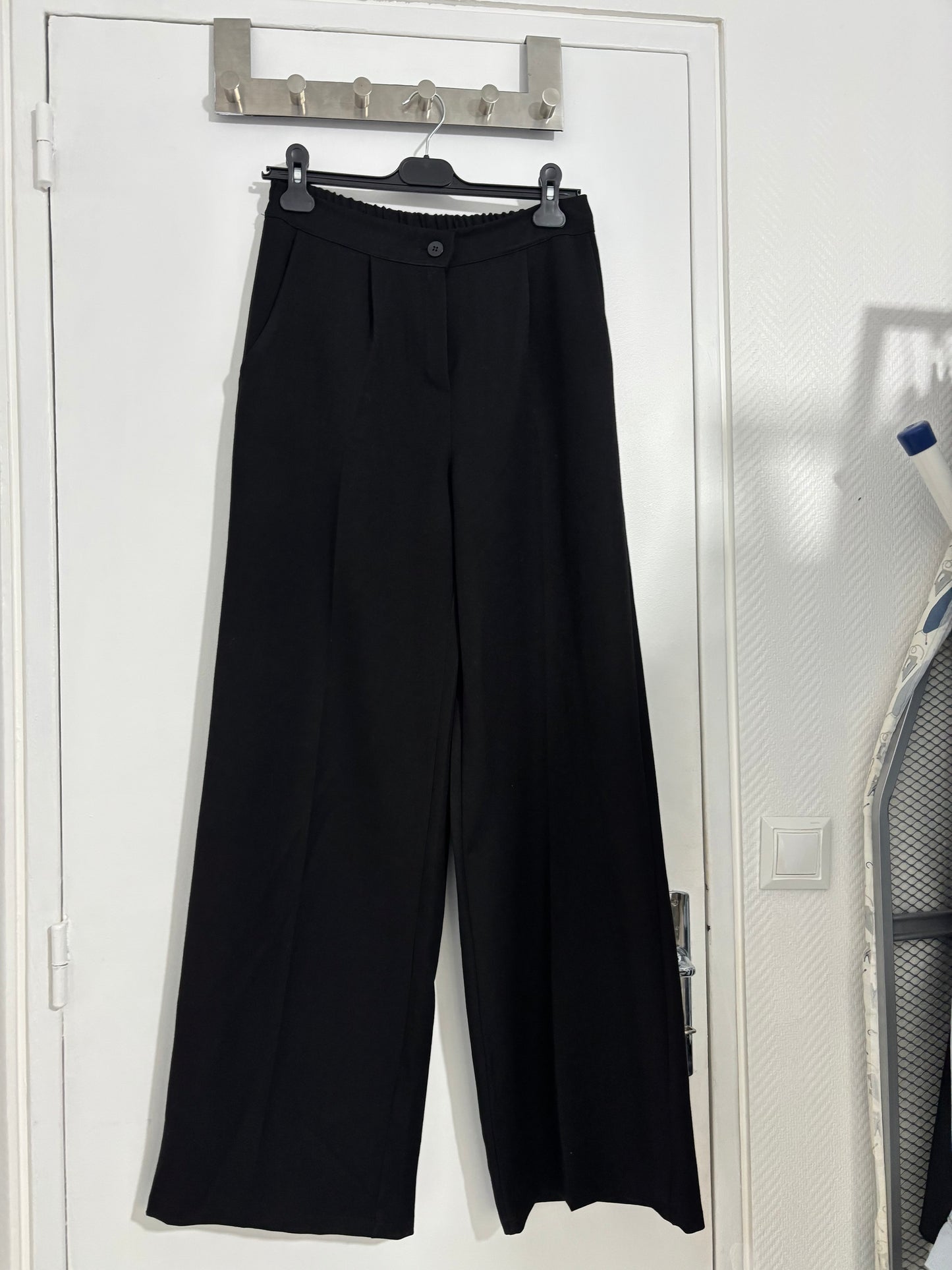 PANTALON À PINCES • NOIR