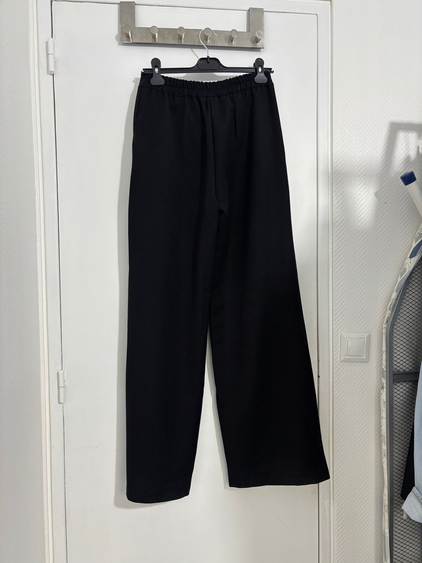 PANTALON À PINCES • NOIR