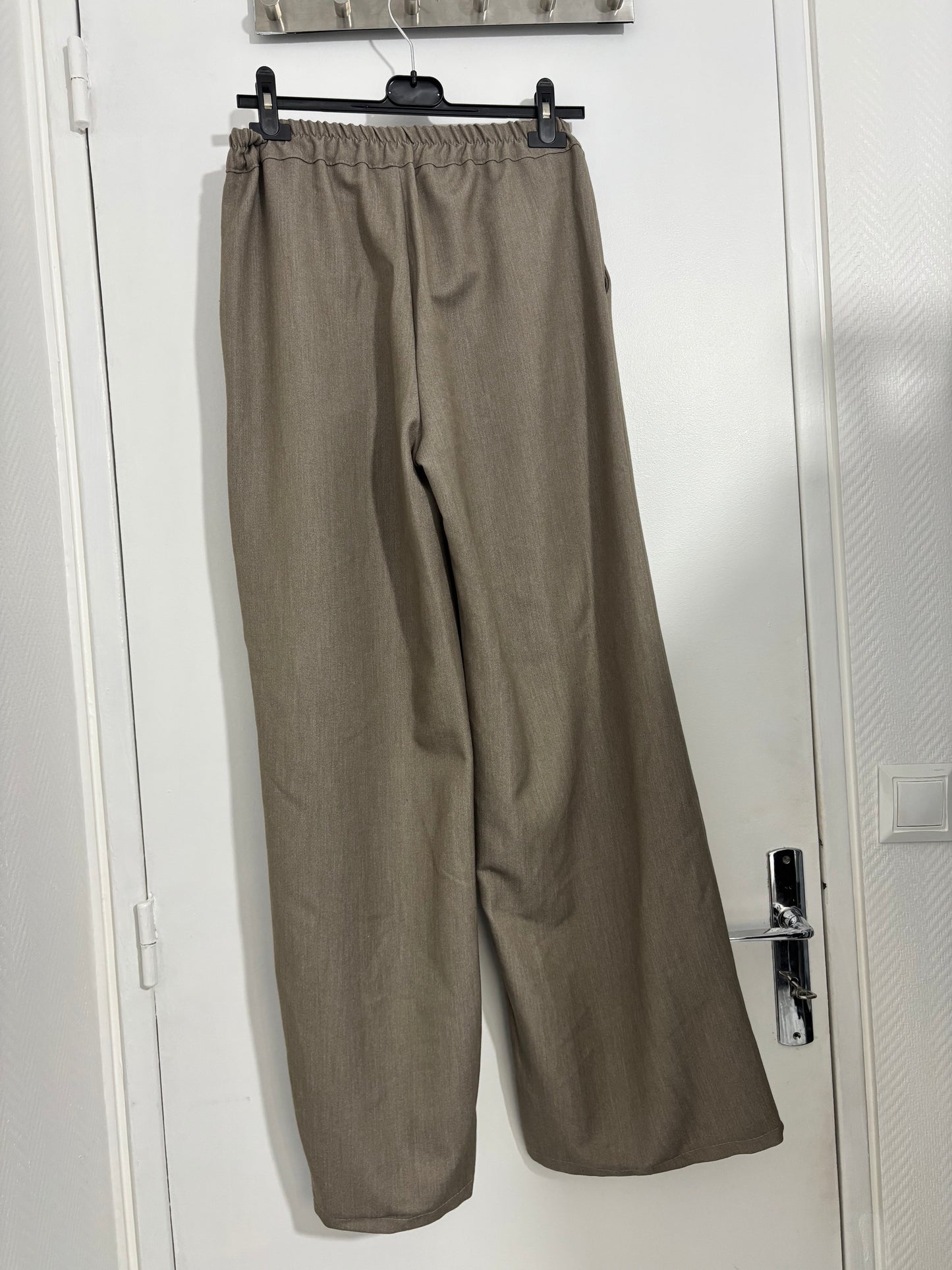 PANTALON À PINCES • TAUPE